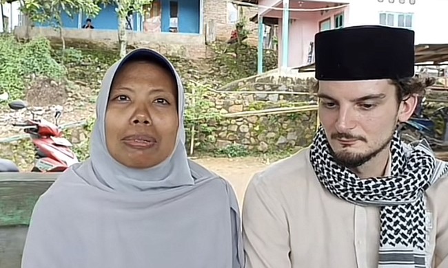 Kemudian, Jawad menawarkan diri datang ke Lombok. Saat itu, di pengujung tahun dia mengambil cuti selama sepekan untuk menemui Mauni sembari berlibur. “Dia kan bekerja ya. Saya bilang kayaknya kalau liburan boleh. Ini adalah hadiah untuk orang tua saya. Senang kan, tapi kalau boleh halalkan saya di waktu liburmu, kata Mauni. Foto: Dok. Youtube Lombok Dokumen.