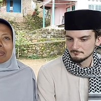 Kemudian, Jawad menawarkan diri datang ke Lombok. Saat itu, di pengujung tahun dia mengambil cuti selama sepekan untuk menemui Mauni sembari berlibur. “Dia kan bekerja ya. Saya bilang kayaknya kalau liburan boleh. Ini adalah hadiah untuk orang tua saya. Senang kan, tapi kalau boleh halalkan saya di waktu liburmu, kata Mauni. Foto: Dok. Youtube Lombok Dokumen.