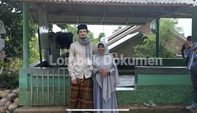 ”Dia (Jawad) bilang sudah minta petunjuk kepada Allah dengan salat istikharah. Saya tidak percaya kan. Memang, saya ingin menikah dengan bule, tapi yang disertai dengan imannya yang penting. Tidak lebih dari itu, ujarnya melalui WhatsApp, Sabtu (18/2/2023). Foto: Dok. Youtube Lombok Dokumen.