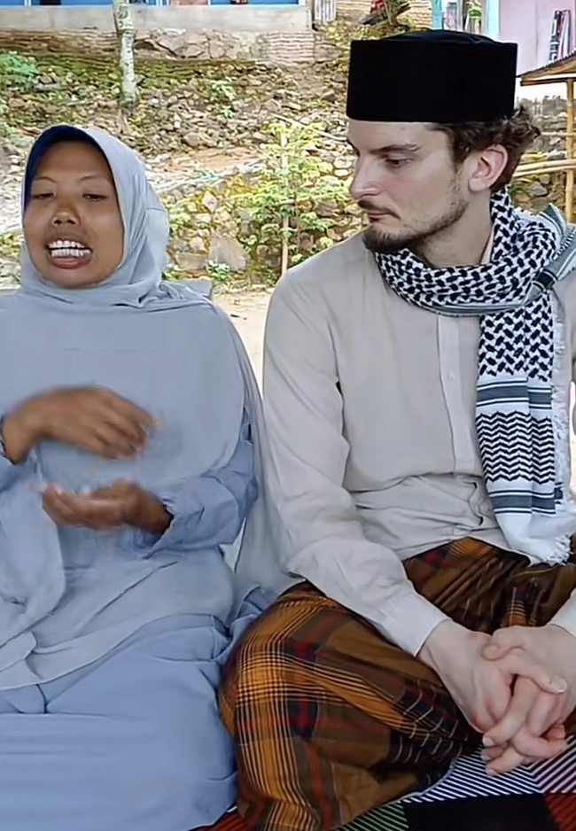 Video ustazah yang menikah dengan bule asal Belgia mulai viral berawal dari unggahan akun TikTok @lombokdokumen. Ustazah yang dinikahi bule tersebut diketahui bernama Mauni. Dan pria Belgia, suami Mauni bernama Jawad. Dalam video yang beredar Mauni dan Jawad sedang duduk bersanding. Foto: Dok. Youtube Lombok Dokumen.