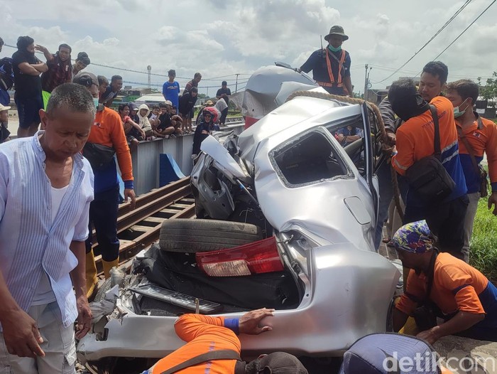 Kondisi mobil yang tertabrak KA di Tambaksari, Semarang, Kamis (23/2/2023).
