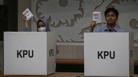 Sejumlah siswa menunjukkan surat suara yang sudah dicoblos di balik bilik pemungutan suara.  