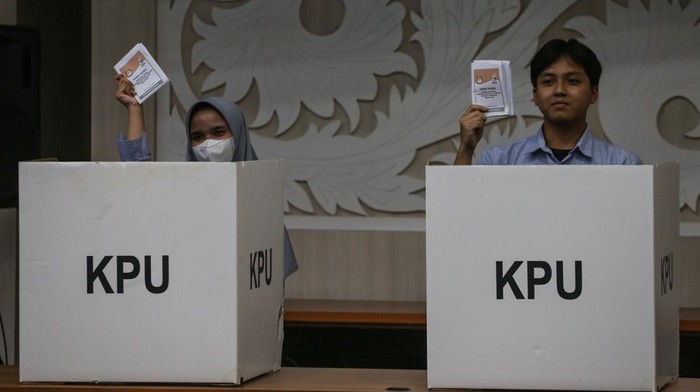 Petugas KPU memberikan pengarahan kepada siswa saat mengikuti rangkaian simulasi Pemilihan Umum (Pemilu) di Gedung KPU, Jakarta, Kamis (23/2/2023). KPU menyelenggarakan simulasi Pemilu 2024 kepada para siswa dalam rangka pengenalan sistem dan pelaksanaan Pemilu sejak usia dini. ANTARA FOTO/Asprilla Dwi Adha/rwa.