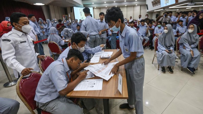 Petugas KPU memberikan pengarahan kepada siswa saat mengikuti rangkaian simulasi Pemilihan Umum (Pemilu) di Gedung KPU, Jakarta, Kamis (23/2/2023). KPU menyelenggarakan simulasi Pemilu 2024 kepada para siswa dalam rangka pengenalan sistem dan pelaksanaan Pemilu sejak usia dini. ANTARA FOTO/Asprilla Dwi Adha/rwa.