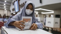 Seorang siswa memasukan surat suara. Dengan adanya simulasi ini, para siswa mendapat pengetahuan mengenai pengenalan sistem dan pelaksanaan Pemilu sejak usia dini.