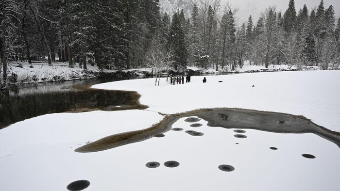 Lanskap Monokrom nan Syahdu di Taman Nasional Yosemite YOSEMITE, CA - FEBRUARY 22: A snowman is seen as snow blanked Yosemite National Park in California, United States on February 22, 2023. Winter storm warning issued in Yosemite Valley until Saturday. (Photo by Tayfun Coskun/Anadolu Agency via Getty Images)