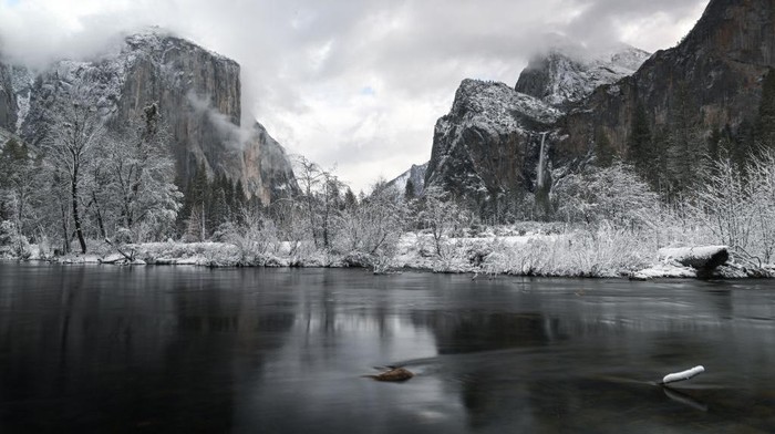 Lanskap Monokrom nan Syahdu di Taman Nasional Yosemite YOSEMITE, CA - FEBRUARY 22: A snowman is seen as snow blanked Yosemite National Park in California, United States on February 22, 2023. Winter storm warning issued in Yosemite Valley until Saturday. (Photo by Tayfun Coskun/Anadolu Agency via Getty Images)