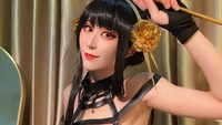 Larissa Rochefort jadi salah satu cosplayer senior. Belum lama ini ia jadi Yor Forger dan berpose bareng Azka Corbuzier, yang juga tengah cosplay. (Foto: dok Instagram)