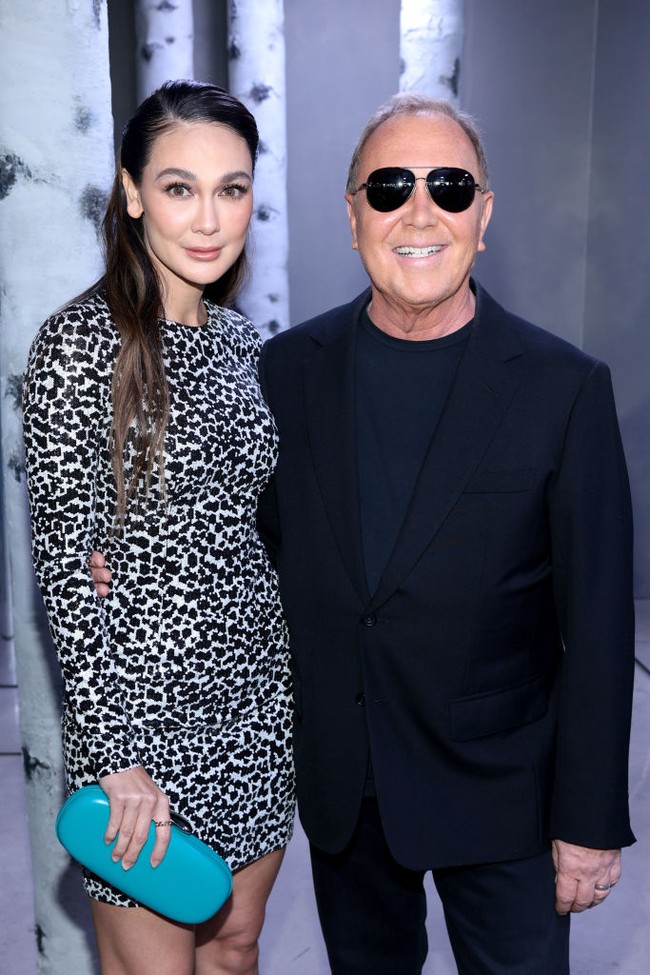 Luna Maya pun menyempatkan foto bersama sang desainer dan pendiri label Michael Kors. Foto: Getty Images/Daniel Zuchnik