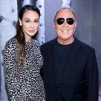 Luna Maya pun menyempatkan foto bersama sang desainer dan pendiri label Michael Kors. Foto: Getty Images/Daniel Zuchnik