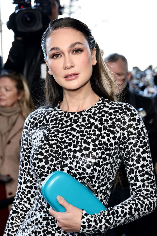 Penggagas brand kosmetik NAMA Beauty ini tampil dengan riasan dan tata rambut bergaya glamor.  Foto: Getty Images/Daniel Zuchnik