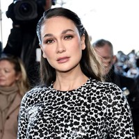 Penggagas brand kosmetik NAMA Beauty ini tampil dengan riasan dan tata rambut bergaya glamor.  Foto: Getty Images/Daniel Zuchnik