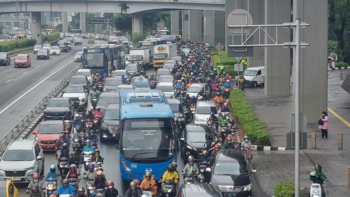 Macet di Jalan Gatsu Pagi Ini