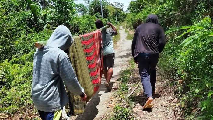 Miris warga sakit di Majene, Sulawesi Barat, harus ditandu 3 kilometer karena jalan tak bisa dilalui mobil.