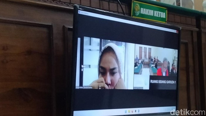 Medina Zein saat mengikuti sidang tuntutan di PN Surabaya secara daring