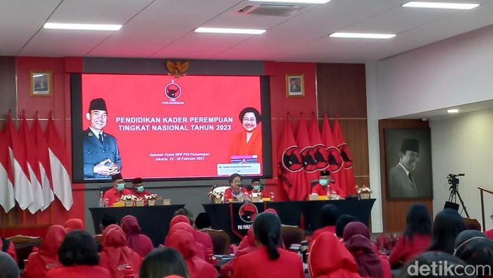 Megawati memberikan pengarahan dalam kegiatan Pendidikan Kader Perempuan Tingkat Nasional Tahun 2023.