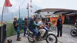 Melihat Lebih Dekat Kehidupan Ojek Gunung Sumbing yang Unik