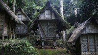 Di desa ini kita dapat menyaksikan lumbung padi sebagai simpanan pangan masyarakat Baduy.