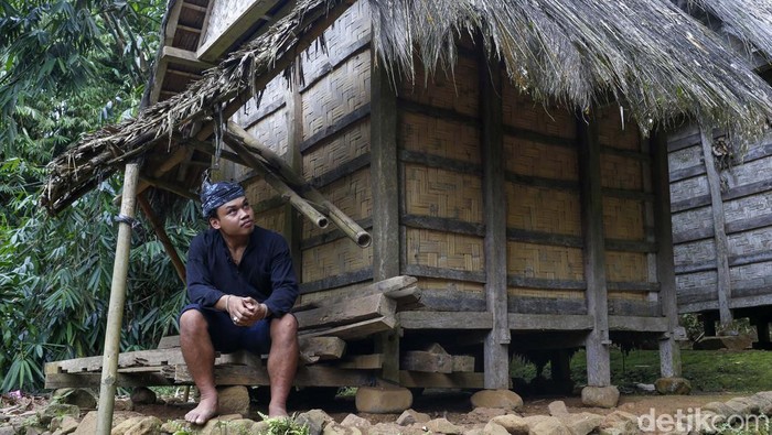 Masyarakat Baduy menyimpan hasil panen padi mereka pada sebuah lumbung. Yuk kita lihat dereta lumbung pagi warga Baduy Luar.