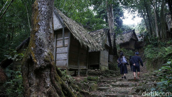 Masyarakat Baduy menyimpan hasil panen padi mereka pada sebuah lumbung. Yuk kita lihat dereta lumbung pagi warga Baduy Luar.