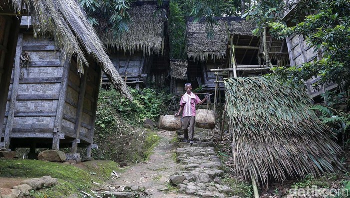 Melihat Lumbung Padi Warga Baduy Luar di Desa Kanekes Masyarakat Baduy menyimpan hasil panen padi mereka pada sebuah lumbung. Yuk kita lihat dereta lumbung pagi warga Baduy Luar.