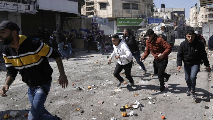 Mencekam! Israel Serang Nablus, 10 Warga Palestina Tewas Palestinians clash with Israeli forces in the West Bank city of Nablus, Wednesday, Feb. 22, 2023. Israeli troops moved into the city, setting off fighting that killed several Palestinians, including a 72-year-old man, Palestinian health officials said. The Israeli military gave few details about its operation in the northern city, which is known as a militant stronghold, and the army frequently operates there. (AP Photo/Majdi Mohammed)