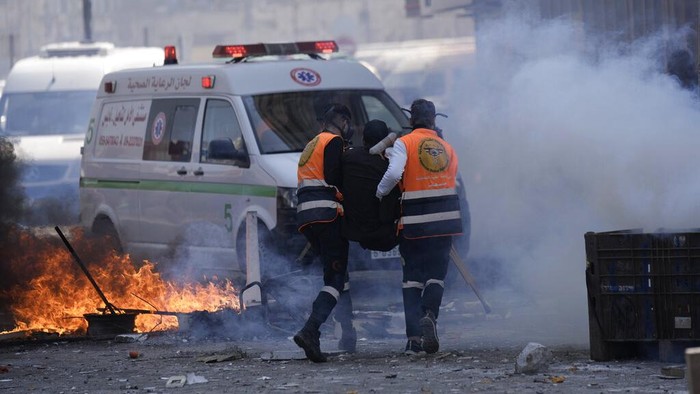 Mencekam! Israel Serang Nablus, 10 Warga Palestina Tewas Palestinians clash with Israeli forces in the West Bank city of Nablus, Wednesday, Feb. 22, 2023. Israeli troops moved into the city, setting off fighting that killed several Palestinians, including a 72-year-old man, Palestinian health officials said. The Israeli military gave few details about its operation in the northern city, which is known as a militant stronghold, and the army frequently operates there. (AP Photo/Majdi Mohammed)