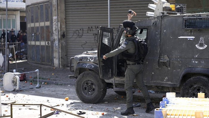 Mencekam! Israel Serang Nablus, 10 Warga Palestina Tewas Palestinians clash with Israeli forces in the West Bank city of Nablus, Wednesday, Feb. 22, 2023. Israeli troops moved into the city, setting off fighting that killed several Palestinians, including a 72-year-old man, Palestinian health officials said. The Israeli military gave few details about its operation in the northern city, which is known as a militant stronghold, and the army frequently operates there. (AP Photo/Majdi Mohammed)