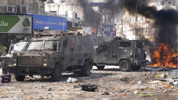 Palestinians clash with Israeli forces in the West Bank city of Nablus, Wednesday, Feb. 22, 2023. Israeli troops moved into the city, setting off fighting that killed several Palestinians, including a 72-year-old man, Palestinian health officials said. The Israeli military gave few details about its operation in the northern city, which is known as a militant stronghold, and the army frequently operates there. (AP Photo/Majdi Mohammed)