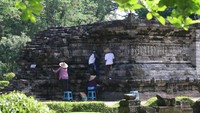 Pekerja membersihkan lumut yang tumbuh pada relief candi Tegowangi menggunakan lidi di Desa Tegowangi, Kediri, Jawa Timur, Selasa (21/2/2023). Seperti namanya, Candi Tegowangi terletak Desa Tegowangi, Kecamatan Plemahan, Kabupaten Kediri, Provinsi Jawa Timur. Lokasi candi ini berada di timur ± 24 Km dari Kota Kediri atau 4 km dari Kota Pare.
