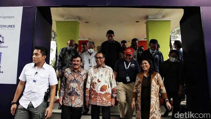 Menhub Budi Karya Buka Maritime Job Fair 2023 Menteri Perhubungan RI Budi Karya Sumadi (tengah) didampingi Ketua Umum Indonesian National Shipowners' Association (INSA) Carmelita Hartoto (keempat kiri), Kepala Badan Pengembangan Sumber Daya Manusia (BPSDM) Kementerian Perhubungan Djoko Sasono (ketiga kanan), Ketua Sekolah Tinggi Ilmu Pelayaran (STIP) Jakarta Capt Sudiono (kanan) dan stakeholders lainnya memencet tombol saat melaunching Perpustakaan Digital Bidang Pelayaran (E-Library) dan Maritime Job Fair di Sekolah Tinggi Ilmu Pelayaran (STIP) Marunda, Jakarta, Kamis (23/2/2023).