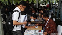 Sejumlah pengunjung sedang mencari informasi pekerjaan di Maritime Job Fair.