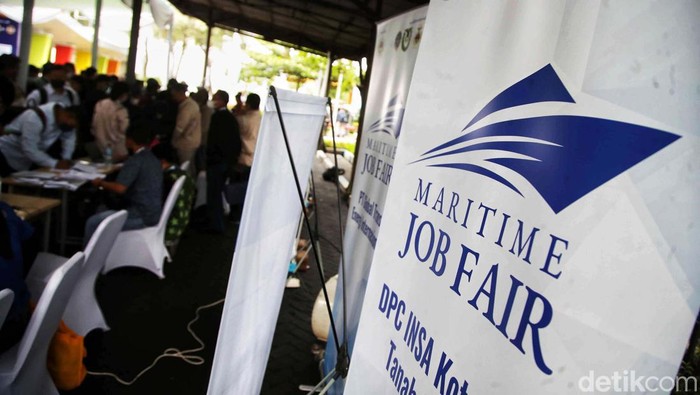 Menhub Budi Karya Buka Maritime Job Fair 2023 Menteri Perhubungan RI Budi Karya Sumadi (tengah) didampingi Ketua Umum Indonesian National Shipowners' Association (INSA) Carmelita Hartoto (keempat kiri), Kepala Badan Pengembangan Sumber Daya Manusia (BPSDM) Kementerian Perhubungan Djoko Sasono (ketiga kanan), Ketua Sekolah Tinggi Ilmu Pelayaran (STIP) Jakarta Capt Sudiono (kanan) dan stakeholders lainnya memencet tombol saat melaunching Perpustakaan Digital Bidang Pelayaran (E-Library) dan Maritime Job Fair di Sekolah Tinggi Ilmu Pelayaran (STIP) Marunda, Jakarta, Kamis (23/2/2023).