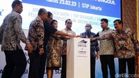 Menteri Perhubungan Budi Karya Sumadi didampingi Ketua Umum Indonesian National Shipowners Association (INSA) Carmelita Hartoto, Kepala Badan Pengembangan Sumber Daya Manusia (BPSDM) Kementerian Perhubungan Djoko Sasono, Ketua Sekolah Tinggi Ilmu Pelayaran (STIP) Jakarta Capt Sudiono dan stakeholders lainnya membuka Maritime Job Fair di Sekolah Tinggi Ilmu Pelayaran (STIP) Marunda, Jakarta, Kamis (23/2/2023). Selain itu mereka juga meresmikan Perpustakaan Digital Bidang Pelayaran (E-Library).