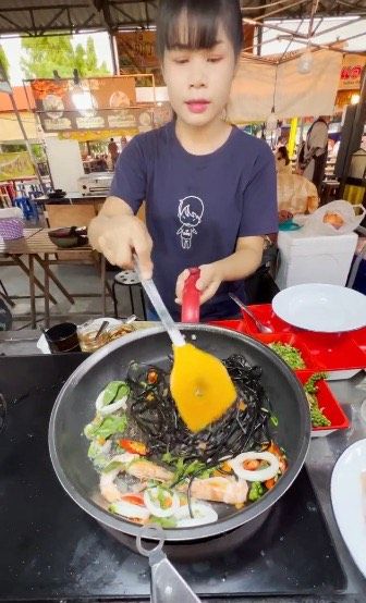 Mie hitam mirip cacing di Thailand
