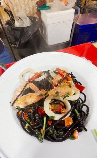 Mie hitam mirip cacing di Thailand
