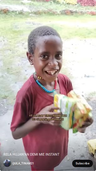 Bocah di Papua barter kangung dengan mie instan.