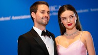Mantan model Victoria’s Secret Miranda Kerr menjalin asmara dengan pendiri dan CEO Snapchat Evan Spiegel pada 2015. Keduanya menikah dua tahun kemudian dan dikaruniai dua anak. Jika digabungkan, total kekayaan mereka mencapai Rp 51,3 triliun (Foto: Getty Images)