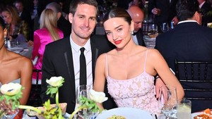 Miranda Kerr ketemu dan akhirnya nikah sama Evan Spiegel, bosnya Snapchat. Dia punya sekitar USD 2,8 miliar. Foto: Getty Images