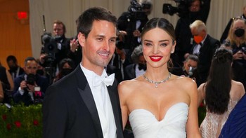 Miranda Kerr pun laris menjadi kover majalah fashion kenamaan dan laris pula menjadi bintang iklan. Foto: Getty Images