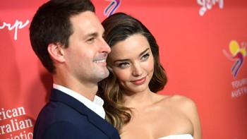 Mereka selalu tampil serasi. Evan jauh lebih muda dari Miranda di mana ia berumur 32 tahun dan Miranda sudah 39 tahun alias terpaut 7 tahun. Miranda sebelumnya adalah kekasih aktor asal Inggris, Orlando Bloom, dan dikaruniai seorang putra. Foto: Getty Images