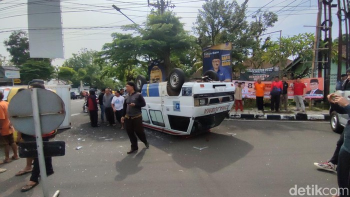 Mobil ambulans di Ciamis terbalik usai tertabrak truk