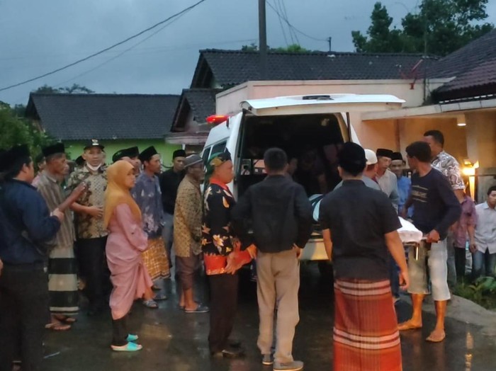 Ambulans membawa jenazah Maghfiroh (23), wanita yang ditemukan tewas di kebun singkong di Kabupaten Batang, Kamis (23/2/2023).