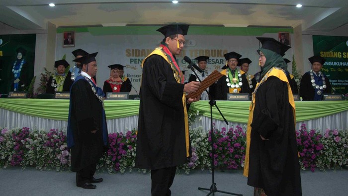 Momen Rektor IAIN Kudus melantik istri menjadi guru besar.