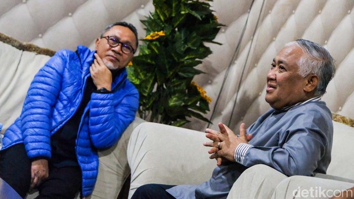 Momen Zulhas Ngobrol Santai Dengan Din Syamsuddin Ketum PAN Zulkifli Hasan (Zulhas) bertemu Ketum Partai Pelita Din Syamsuddin. Zulhas disambut Din di kediamannya.
