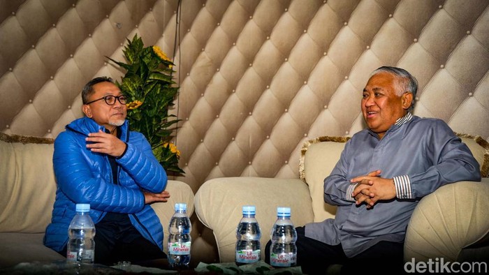 Ketum PAN Zulkifli Hasan (Zulhas) bertemu Ketum Partai Pelita Din Syamsuddin. Zulhas disambut Din di kediamannya.