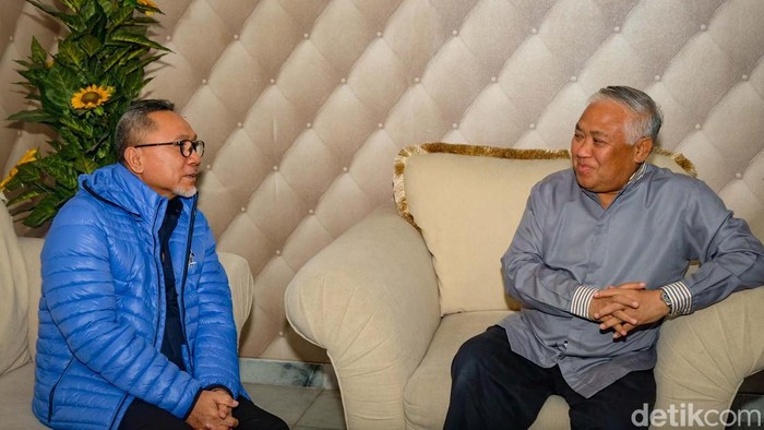 Ketum PAN Zulkifli Hasan (Zulhas) bertemu Ketum Partai Pelita Din Syamsuddin. Zulhas disambut Din di kediamannya.