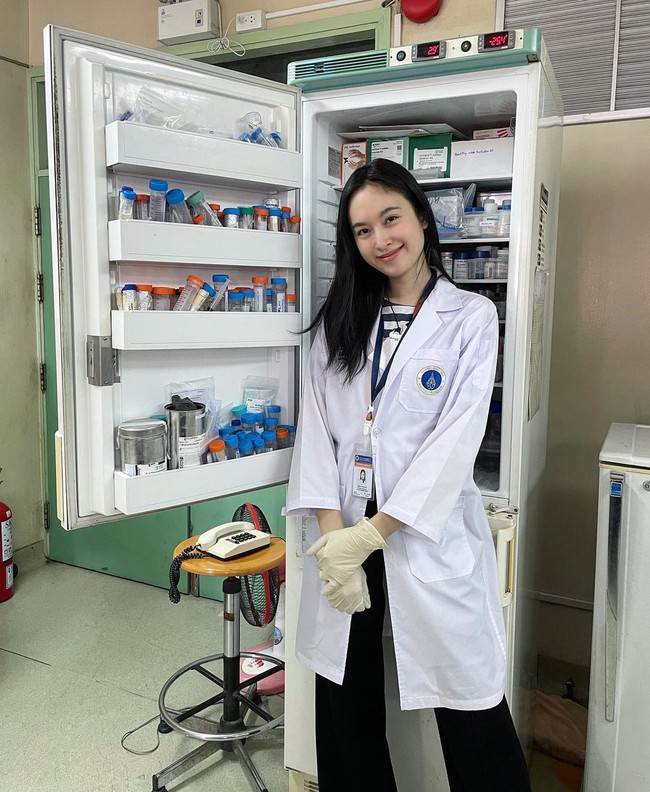 Pemilik nama asli Treechada Malayaporn itu kini banyak meneliti pada suplemen diet dan kecantikan. Dia meneliti berbagai produk untuk diajukan ke  badan obat dan makanan FDA dan akhirnya produk tersebut bisa dijadikannya sebagai bisnis. Foto: Foto: Instagram @poydtreechada