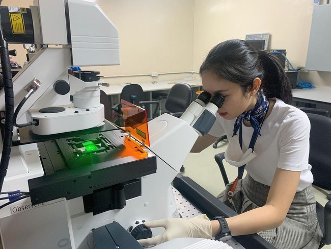 Transgender 36 tahun itu adalah peneliti baru. Saat pandemi dia mengambil kelas singkat di Departemen Neuroscience. Saat ini tengah belajar untuk gelar master di Genetika Molekuler dan Rekayasa Genetika. Foto: Foto: Instagram @poydtreechada