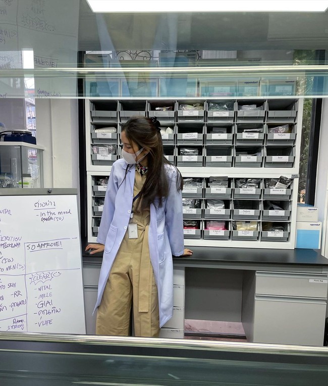 Nong Poy punya kehidupan lain di luar hingar bingar menjadi aktris. Nong Poy ternyata seorang ilmuwan yang bekerja di laboratorium. Foto: Foto: Instagram @poydtreechada